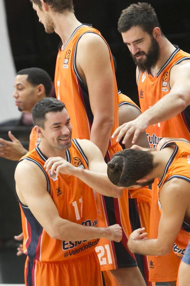 Bromas e ilusión en la fotografía de familia del Valencia Basket