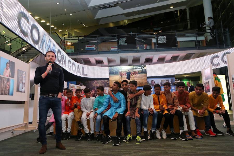 El Museo Nacional del Fútbol de Mánchester acoge una exposición con las fotografías que inspiraron al futbolista español para implicarse en el proyecto solidario 'Common Goal', un fondo colectivo que utiliza el fútbol como herramienta de cambio.