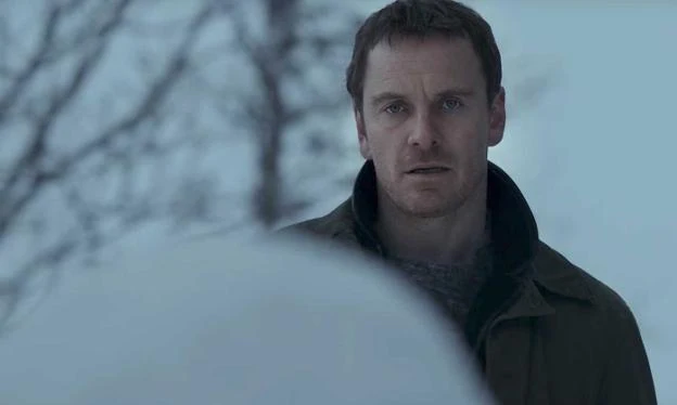 Michael Fassbender persigue a un asesino. 