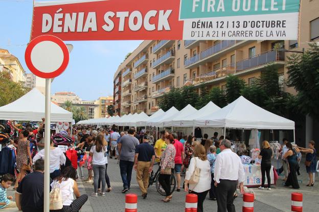 Numerosas personas se acercaron a la calle La Vía ayer a ver los productos de Dénia Stock. 