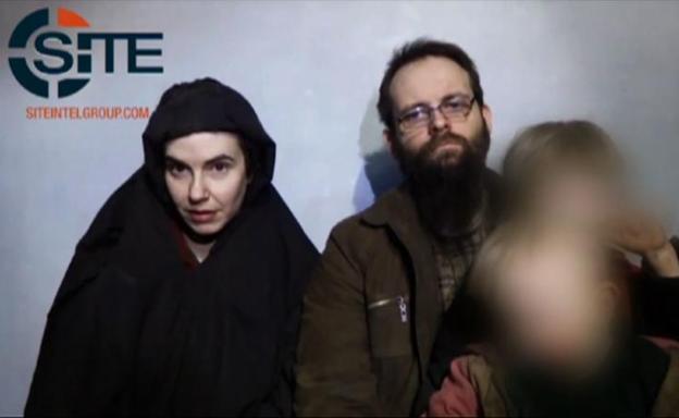 Joshua Boyle y Caitlan Coleman, con dos de sus tres hijos. 