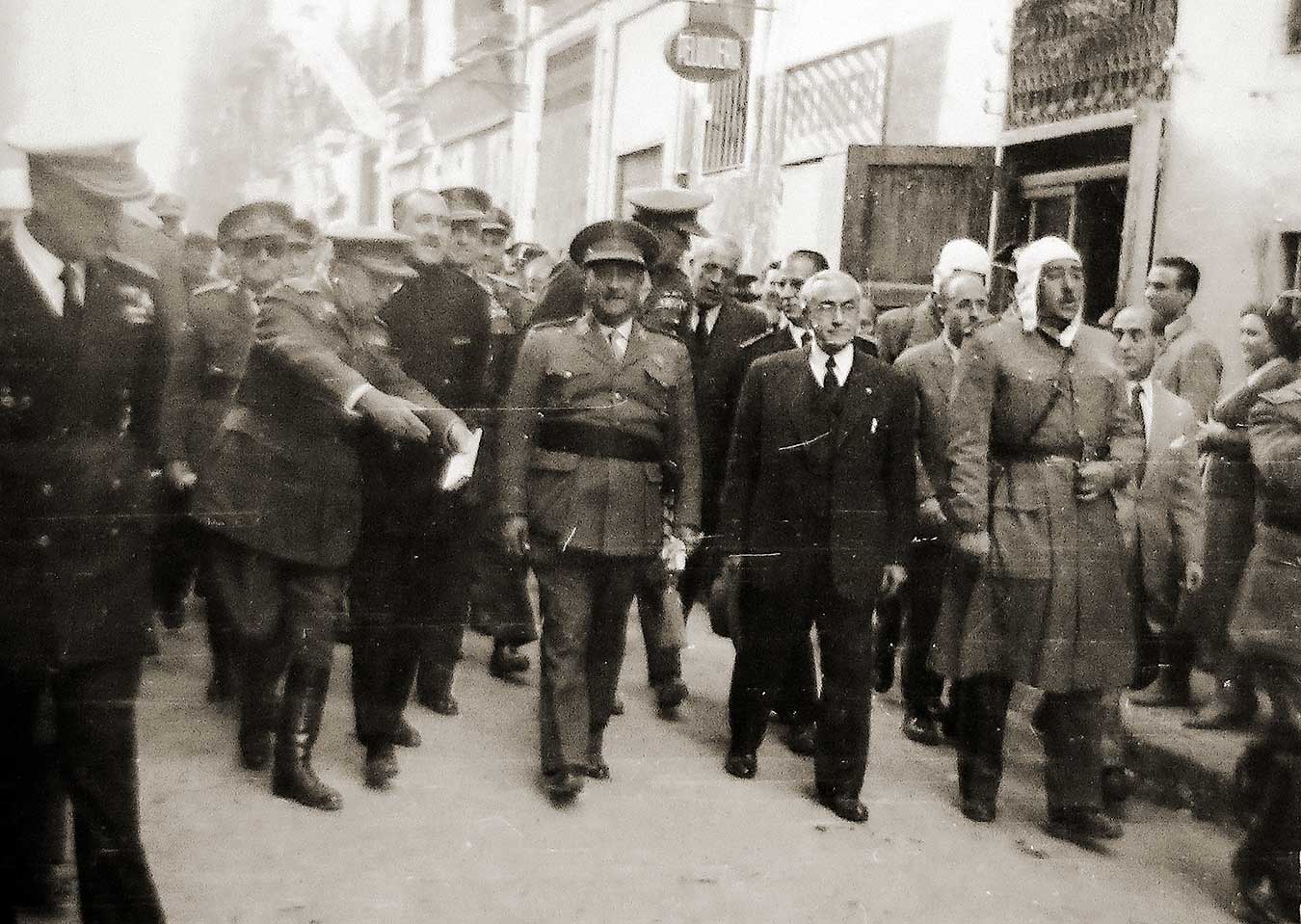 Fotos de la actuación militar en Valencia tras la riada de 1957