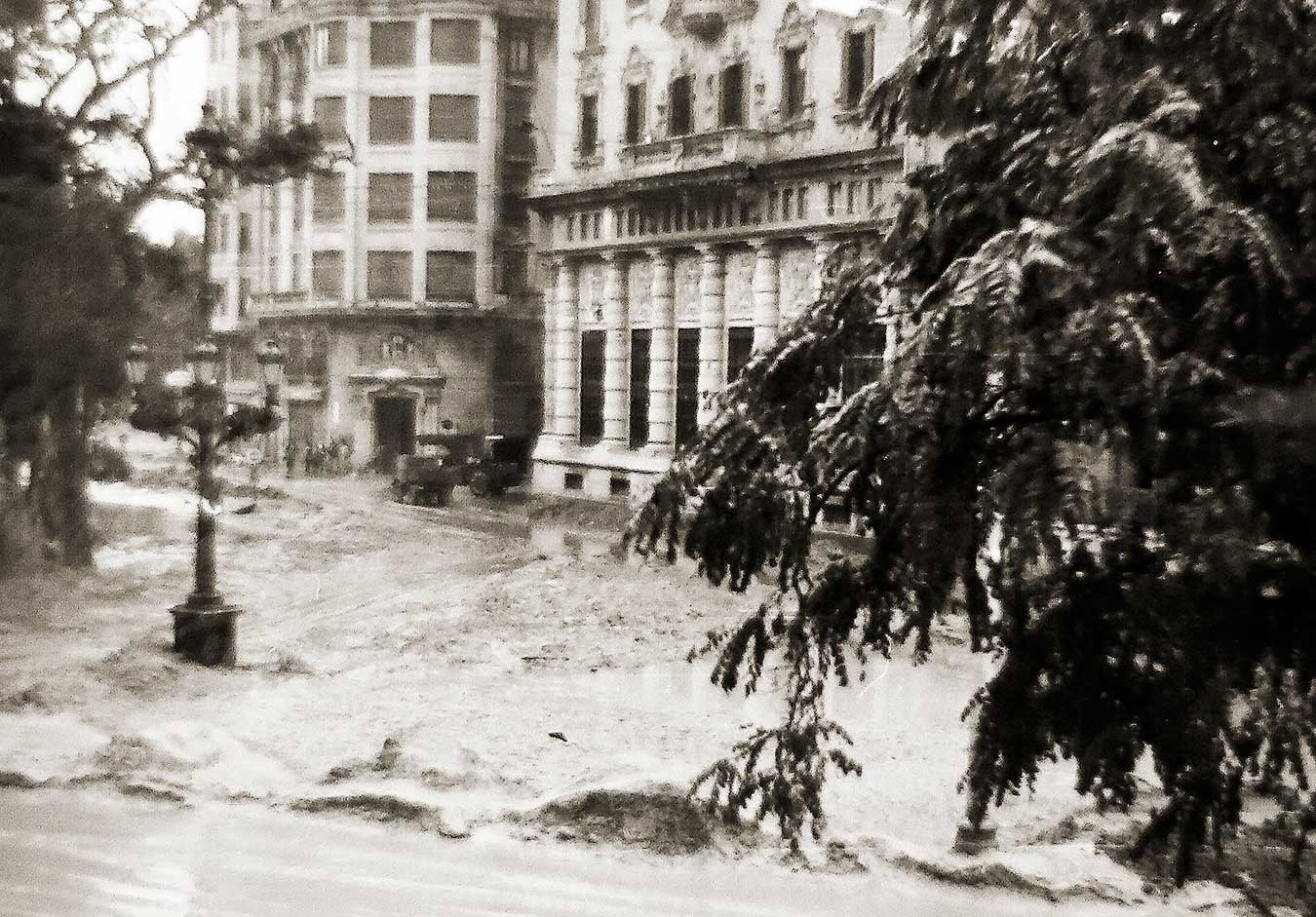 Fotos de la actuación militar en Valencia tras la riada de 1957