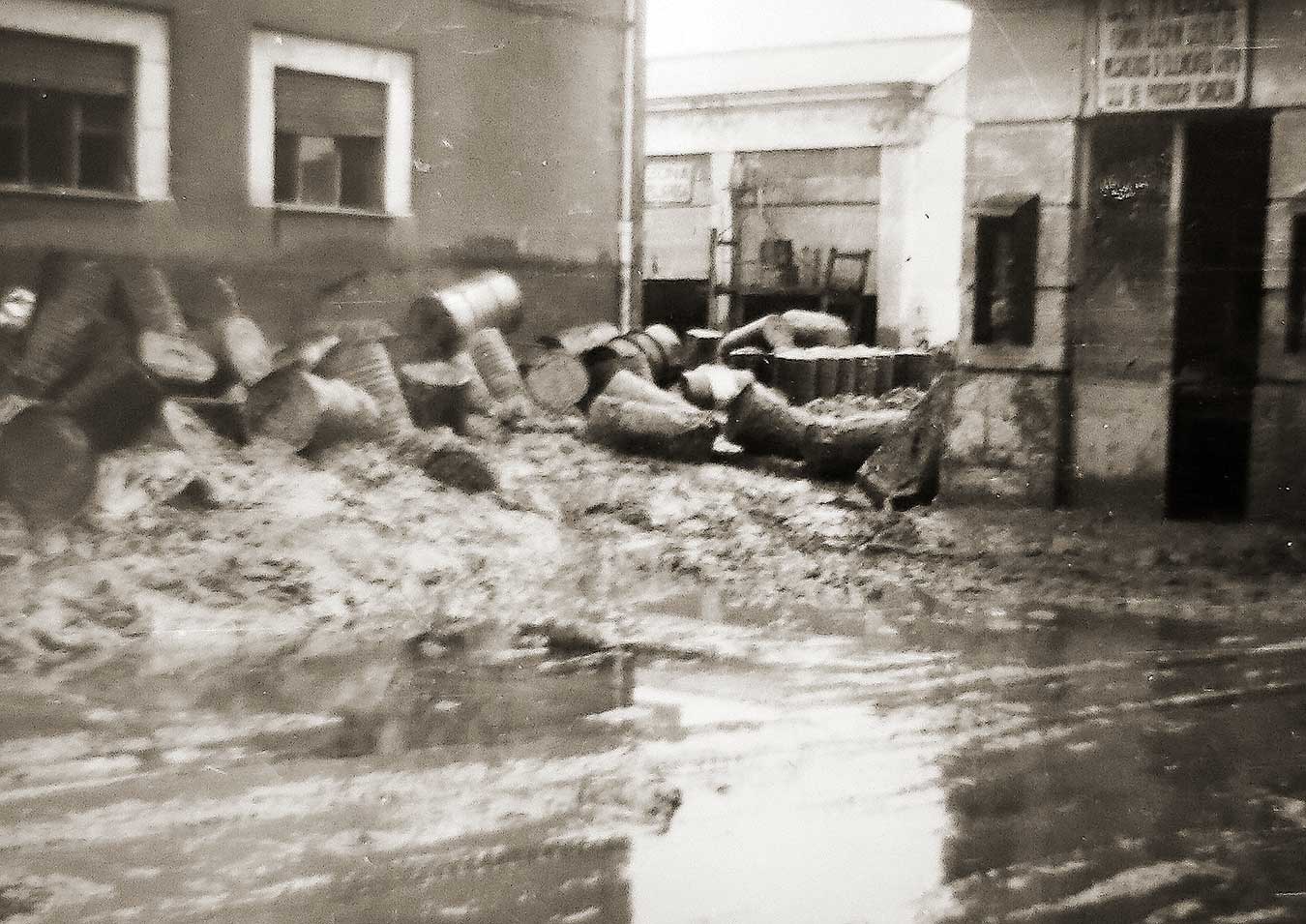 Fotos de la actuación militar en Valencia tras la riada de 1957