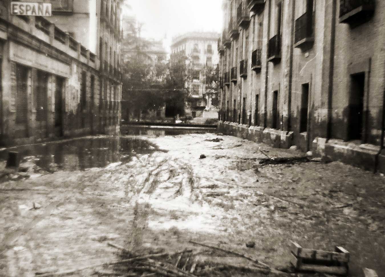 Fotos de la actuación militar en Valencia tras la riada de 1957