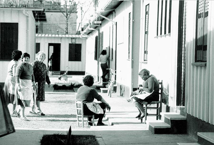 Casas prefabricadas para los vecinos afectados por las inundaciones y que han tenido que abandonar sus casas. En la imagen, mujeres sentadas en la calle mientras otras pasean.