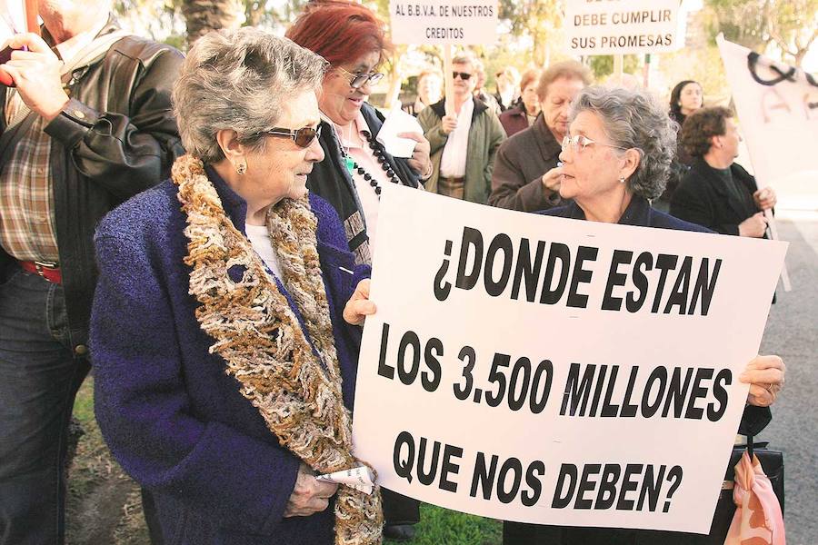 Protesta por la falta de ayudas tras la "pantanada de Tous".