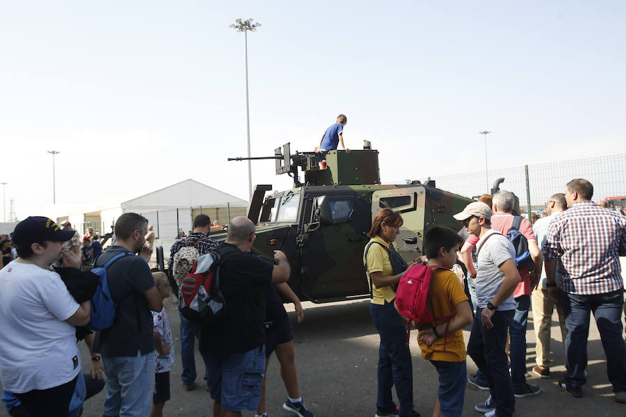 El portaviones Juan Carlos I, el mayor buque de guerra de la Armada con 231 metros de eslora y un desplazamiento de 27.000 toneladas, recala en Valencia donde está siendo visitado por cientos de personas 