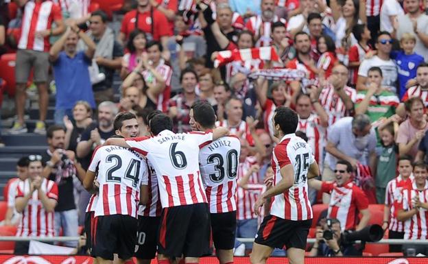 Los futbolistas del Athletic celebran el gol. 