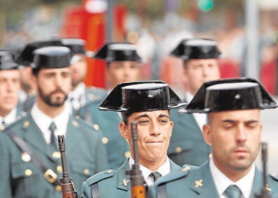 Imagen secundaria 1 - Arriba, Miguel Falomir. Abajo, de izquierda a derecha, agentes de la Guardia Civil y de la Policía Nacional.