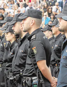 Imagen secundaria 2 - Arriba, Miguel Falomir. Abajo, de izquierda a derecha, agentes de la Guardia Civil y de la Policía Nacional.