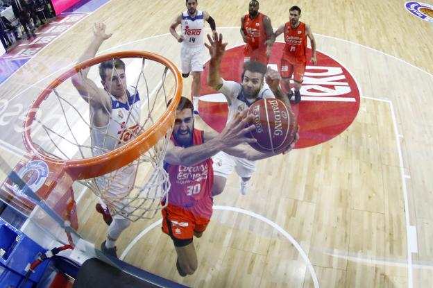 Sastre ataca el aro del Real Madrid ante la defensa de Doncic y Taylor durante la última final de la ACB. 