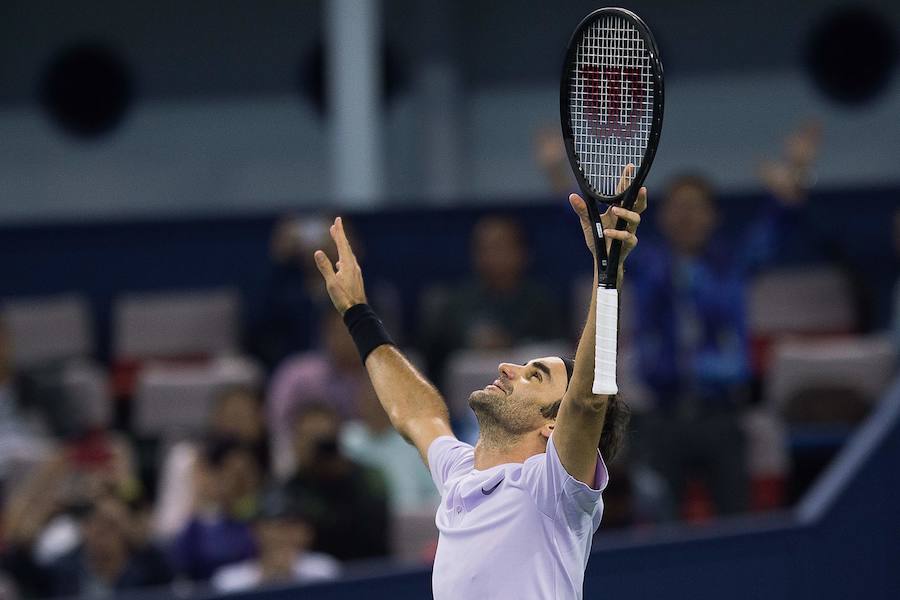 La enésima gran actuación del suizo le vale el título en Shanghái y la quinta victoria consecutiva sobre el manacorense (6-4 y 6-3)