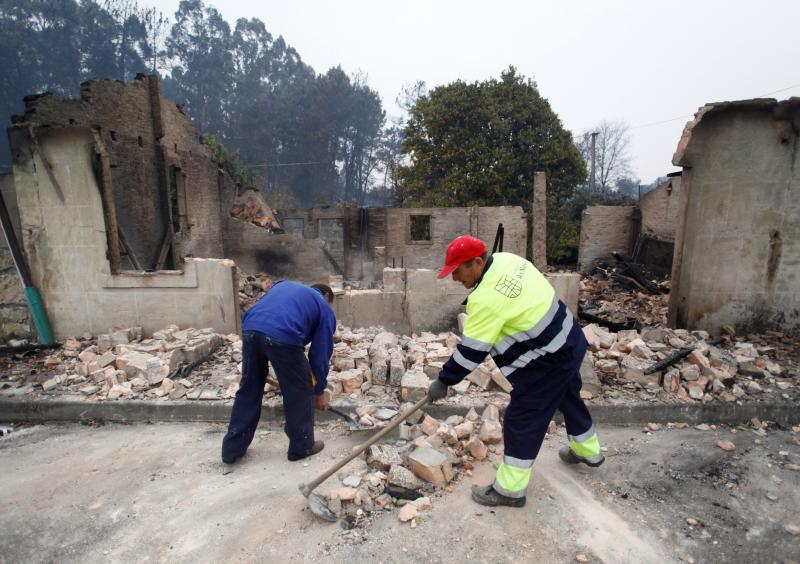 Unos 350 brigadas, 220 motobombas, cuarenta palas y una veintena de medios aéreos trabajan en la comunidad gallega para combatir los incendios que arrasan más de 4.000 hectáreas en 146 nuevos focos desde el viernes