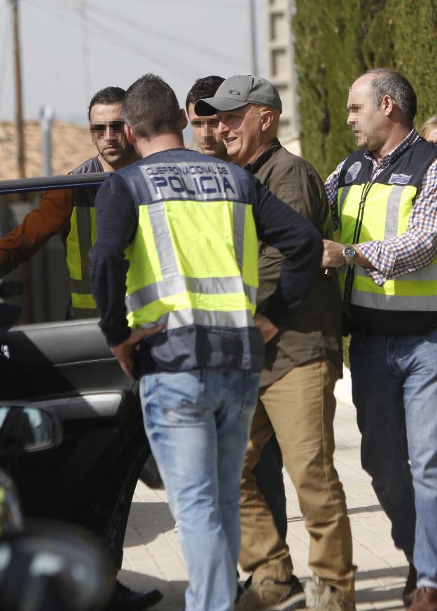 Agentes de la Policía Nacional acompañan a Paco Sanz durante su arresto el pasado marzo. 