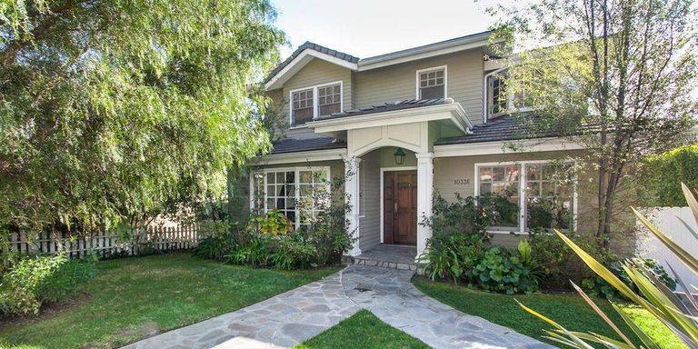 La casa de 'Modern Family'. El hogar de la familia Dunphy se encuentra en Los Ángeles y sus propietarios lo vendieron, tras la popularidad alcanzada por la ficción, por 2,5 millones de dólares. 