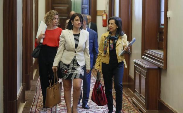 La portavoz parlamentaria del PSOE, Margarita Robles (d), y la vicesecretaria general del PSOE, Adriana Lastra.