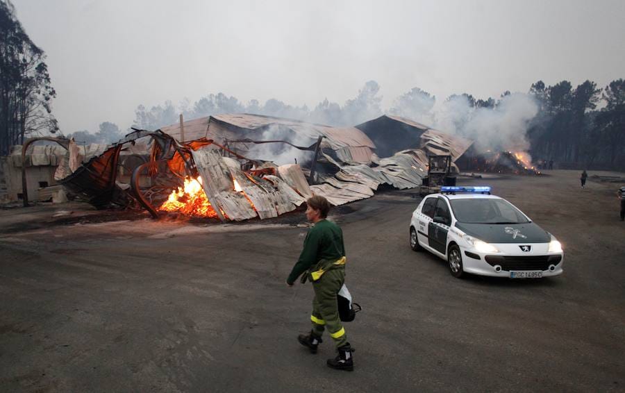 Fotos de la destrucción y la devastación provocada por los incendios forestales incontrolados en Galicia. 