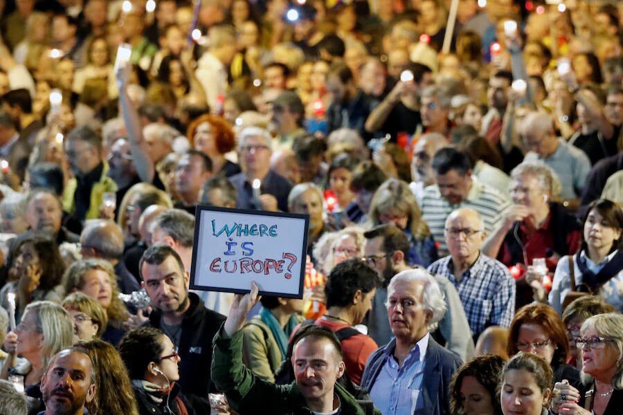 Unas 200.000 personas protestan en Barcelona por encarcelamiento de del presidente de la ANC, Jordi Sànchez, y del de Òmnium Cultural, Jordi Cuixart.