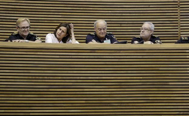 Mandos de la Policía Local asisten como invitados al pleno de Les Corts en el que se debate el proyecto de ley de Policía Local. 