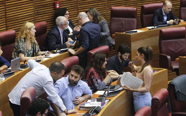 Varios diputados dialogan en Les Corts. 