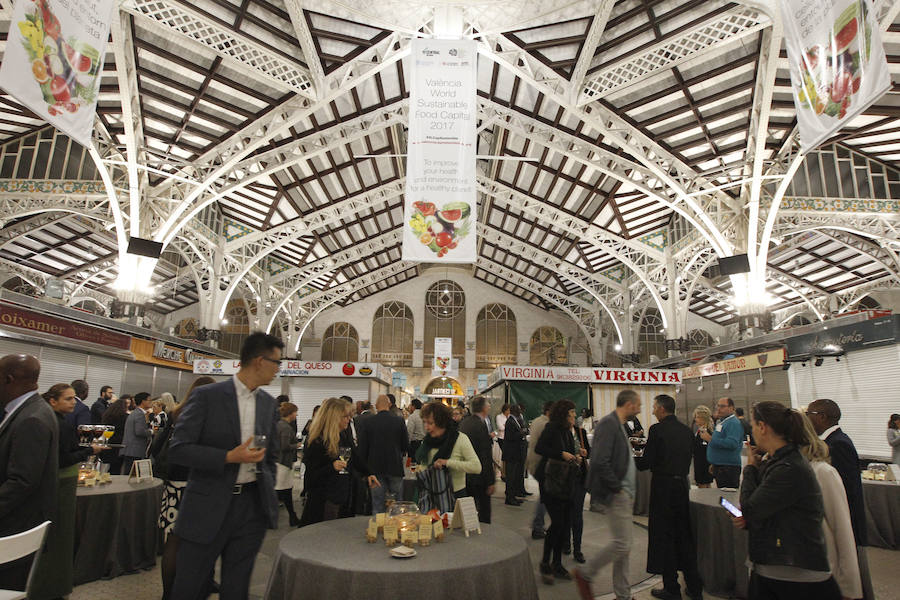 Fotos de la cena en el Mercado Central de los participantes en la cumbre de alcaldes del Pacto de Política Alimentaria Urbana