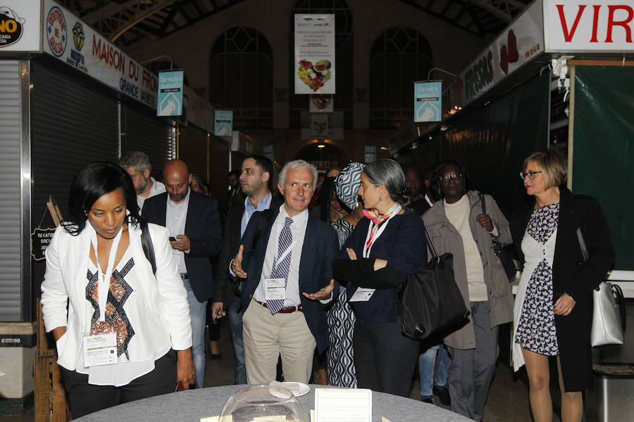 Fotos de la cena en el Mercado Central de los participantes en la cumbre de alcaldes del Pacto de Política Alimentaria Urbana