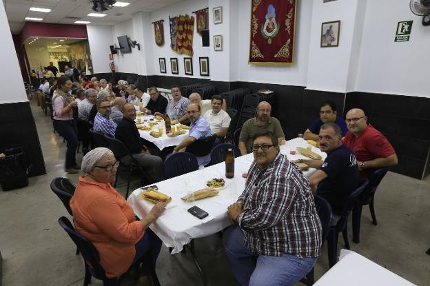 Jesús Hernández, miembros de directiva y presidentes de agrupación, en el casal de Sagunto. 