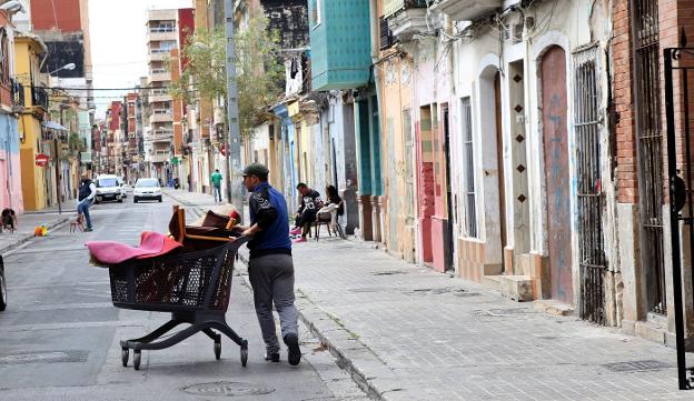 Una de las calles de la zona degradada del Cabanyal, en una imagen reciente. 