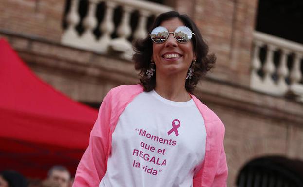 Afectadas por el cáncer de mama desfilan en Valencia