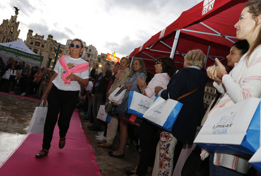 Fotos del desfile &quot;Ponte Guapa&quot; de Valencia con motivo del Día Internacional contra el cáncer de mama