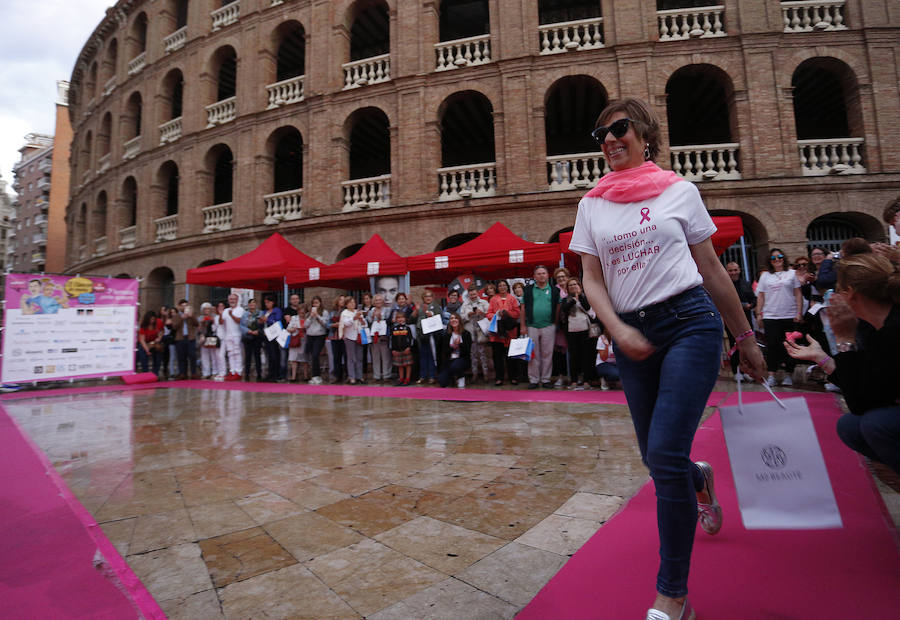 Fotos del desfile &quot;Ponte Guapa&quot; de Valencia con motivo del Día Internacional contra el cáncer de mama