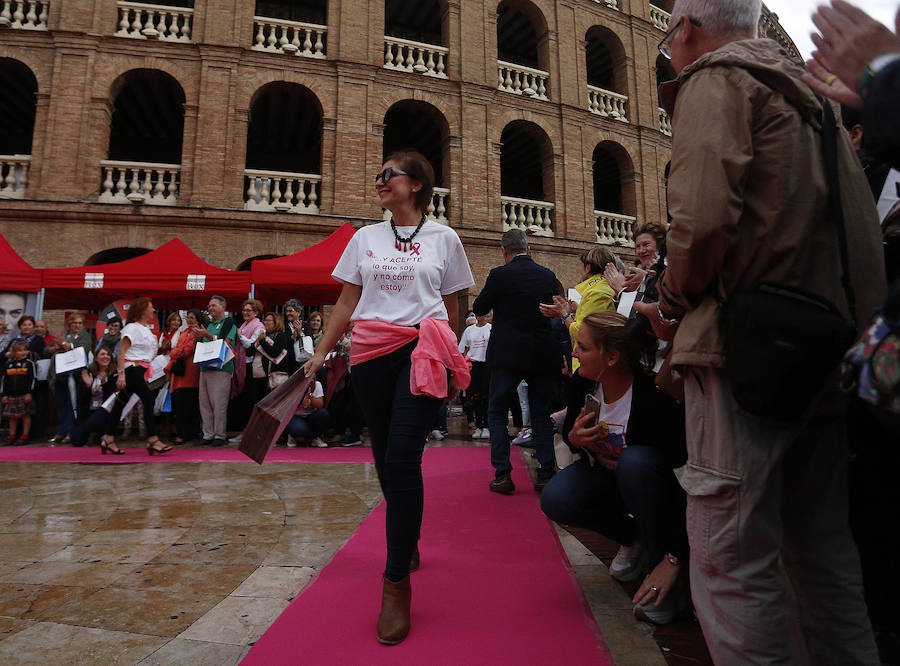 Fotos del desfile &quot;Ponte Guapa&quot; de Valencia con motivo del Día Internacional contra el cáncer de mama