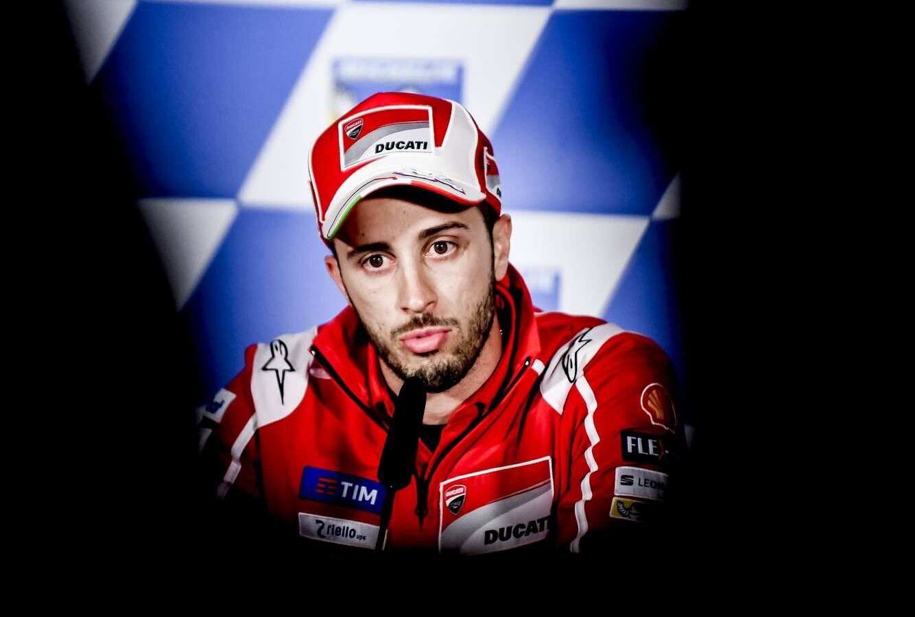 Andrea Dovizioso, con gesto serio, responde a una pregunta. 