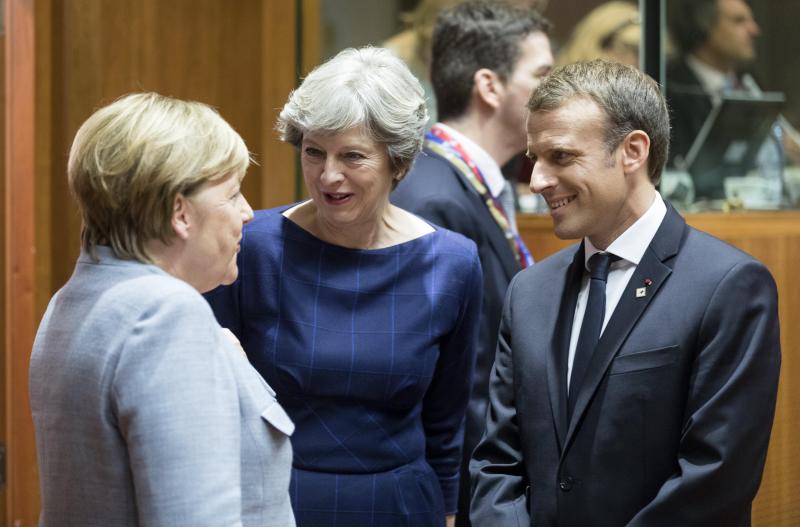 La canciller alemana, Angela Merkel, habla con la primera ministra británica, Theresa May, y con el presidente francés, Emmanuel Macron, antes del comienzo de la cumbre del Consejo Europeo en Bruselas (Bélgica).