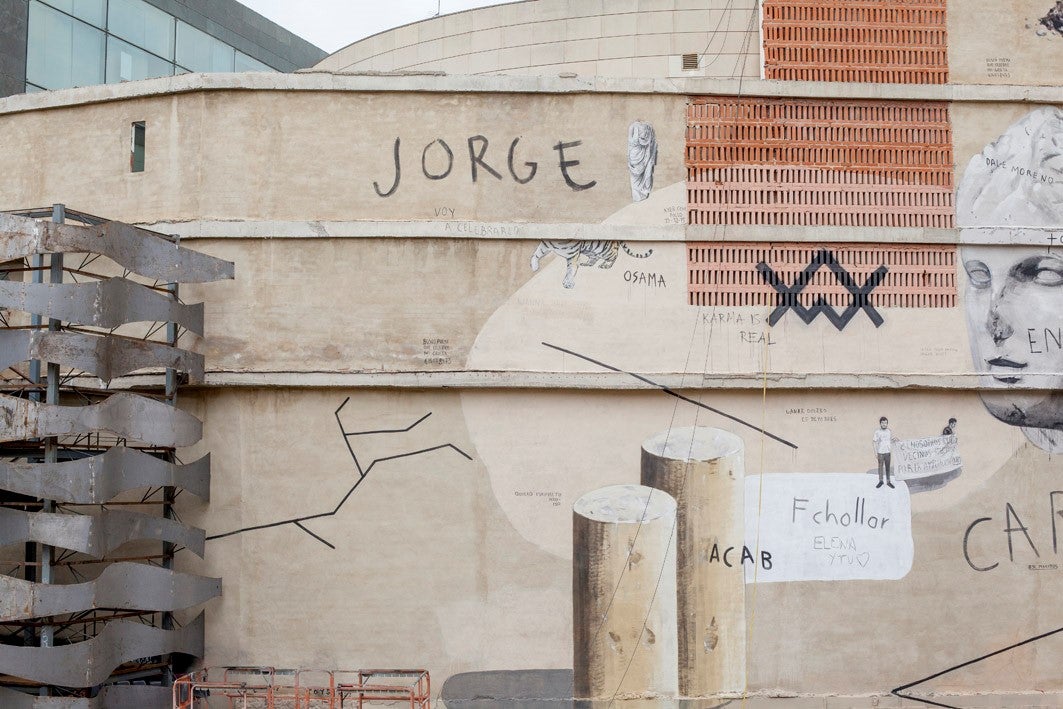 Para este encargo, se ha servido de la ayuda de algunos de los nombre más destacados de la periferia cultural de la ciudad como Luce, Erba o Fresh.