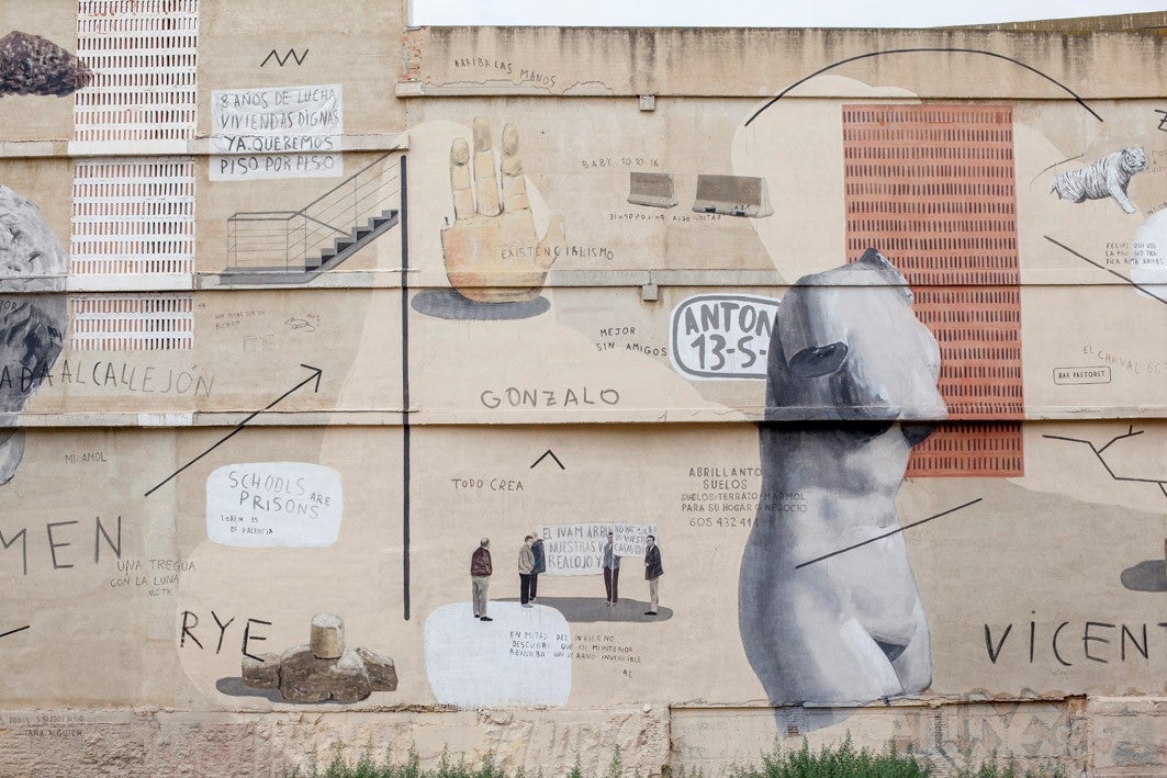 Lejos de los formalismos, el mural recopila algunos de los lemas y filias de una generación de artistas urbanos, a la vez que recopila frases que vemos en paredes habitualmente como ACAB o Schools are Prisons.