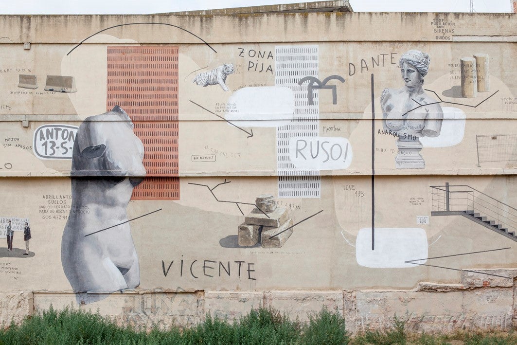 Explica el artista que la obra también quiere dialogar con el instituto que se encuentra justo en frente del museo, por eso incluye «pintadas».