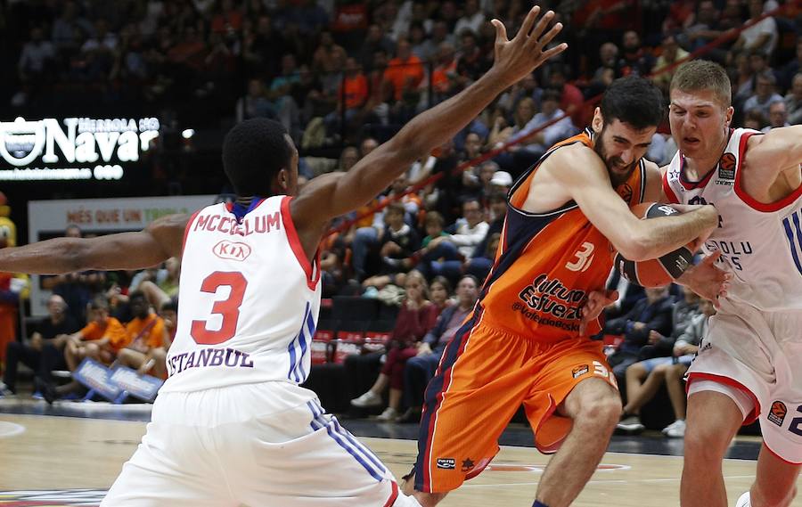 Estas son las mejores imágenes del encuentro en la Fonteta entre el Valencia Basket y el Anadolu Efes correspondiente a la segunda jornada de la Euroliga