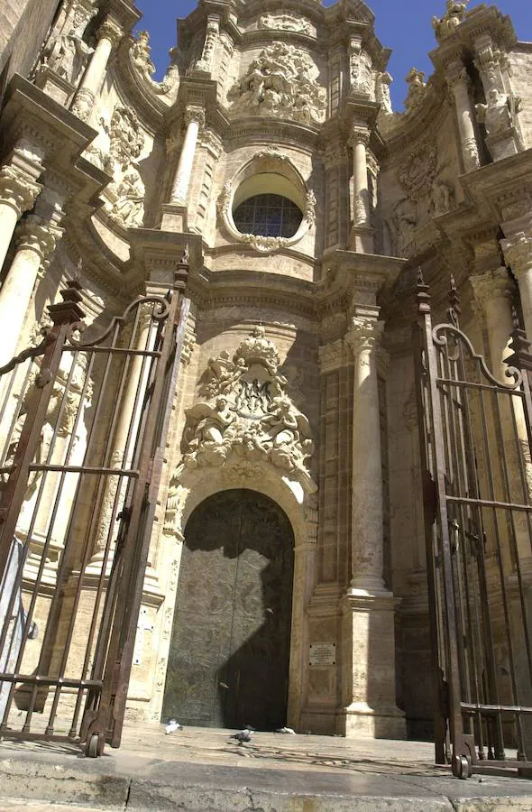 2.- Visita a la Catedral: Una vez ha paseado por los alrededores de la plaza de la Virgen, la artista desvela su siguiente parada. A Carmen le gusta entrar en la Catedral para ir a misa. "Estoy un ratito allí, es muy bonita", apunta. 