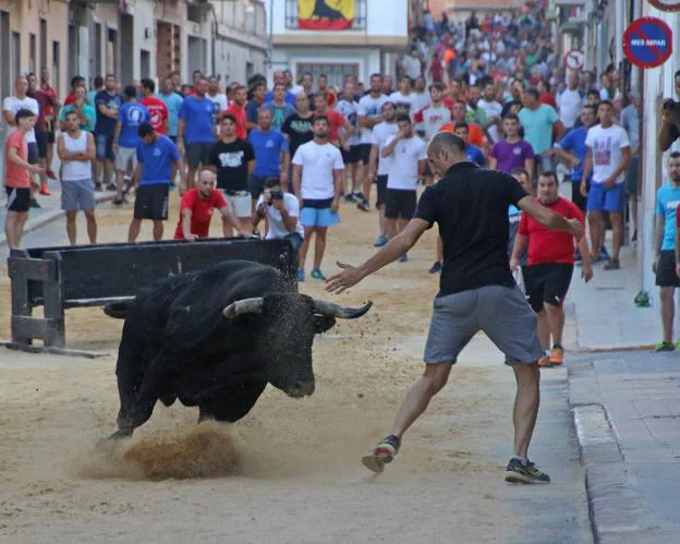Javi Campos realizando un quiebro a un toro de Luis Algarra ante la mirada de numerosos aficionados. 