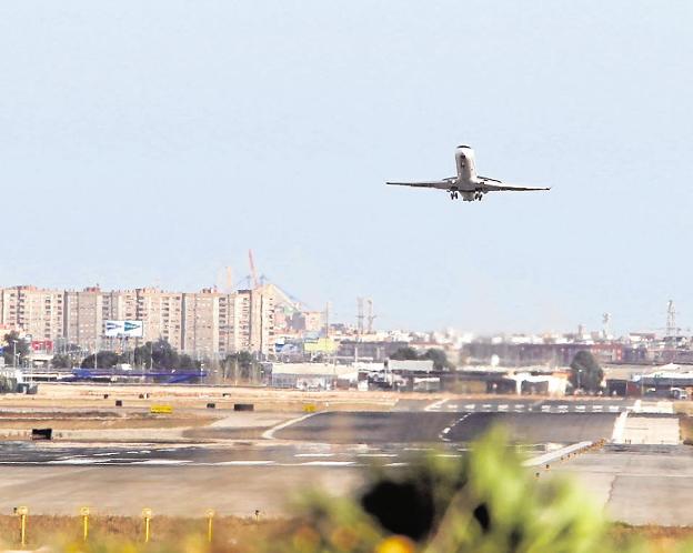 Un avión toma tierra en el aeropuerto de Manises. 