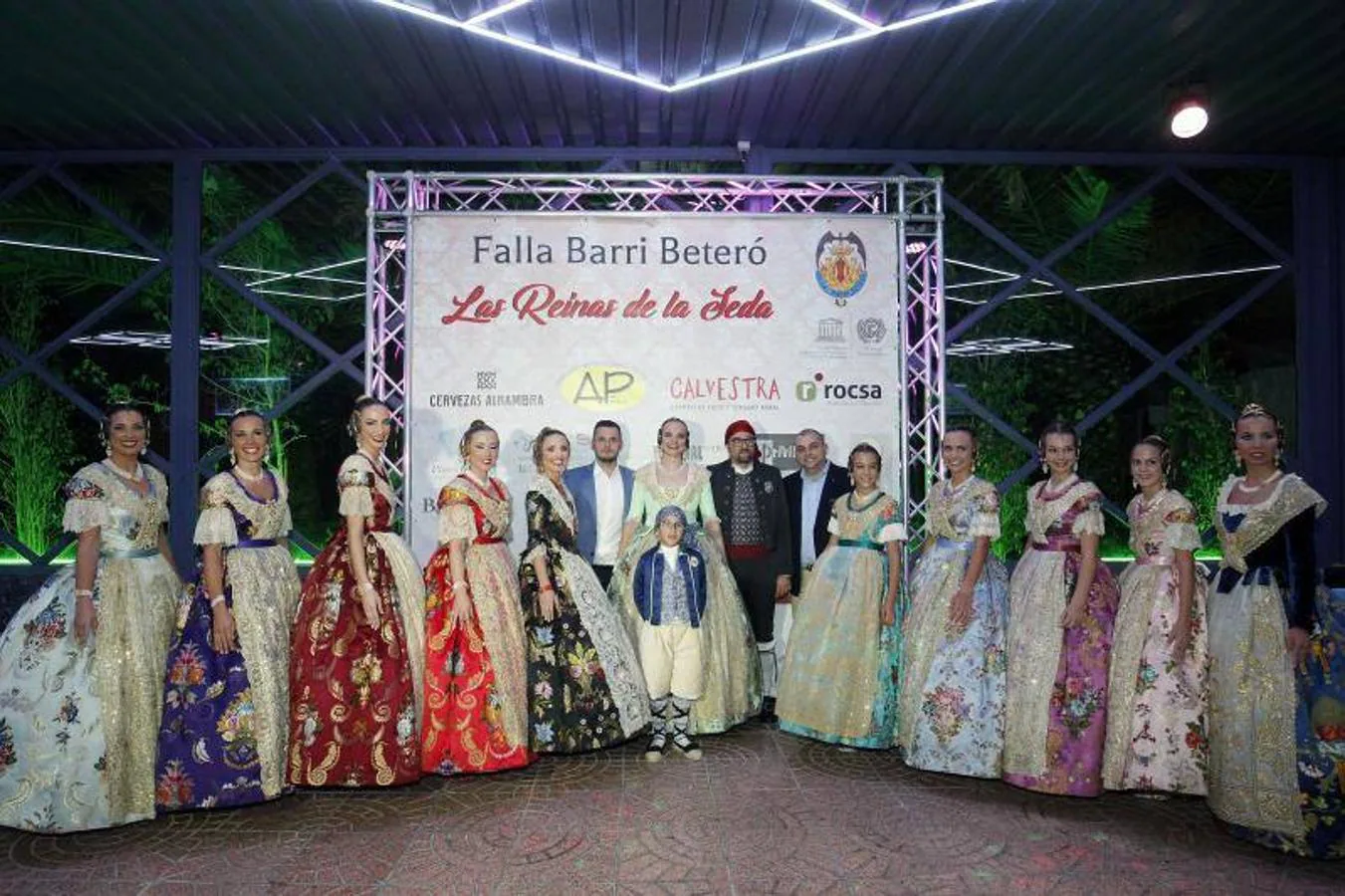 Barrio Beteró rinde homenaje a la seda y a las embajadoras de la fiesta en la presentación de las fallas de Sánchez Llongo y Sergio Gómez