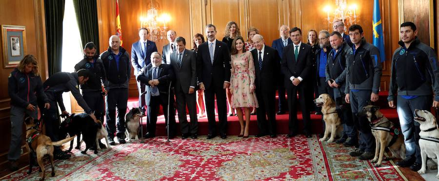 Los reyes Felipe y Letizia atienden a los primeros actos de los Premios Princesa de Asturias 2017, en Oviedo.