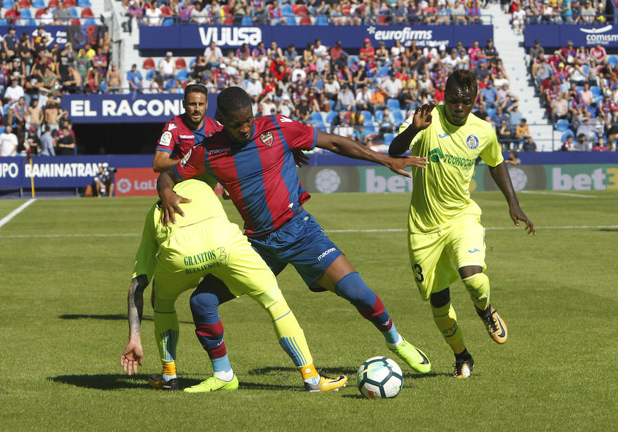 Estas son las imágenes del encuentro entre el Levante UD y el Getafe en el Ciutat de València, correspondiente a la novena jornada de Liga