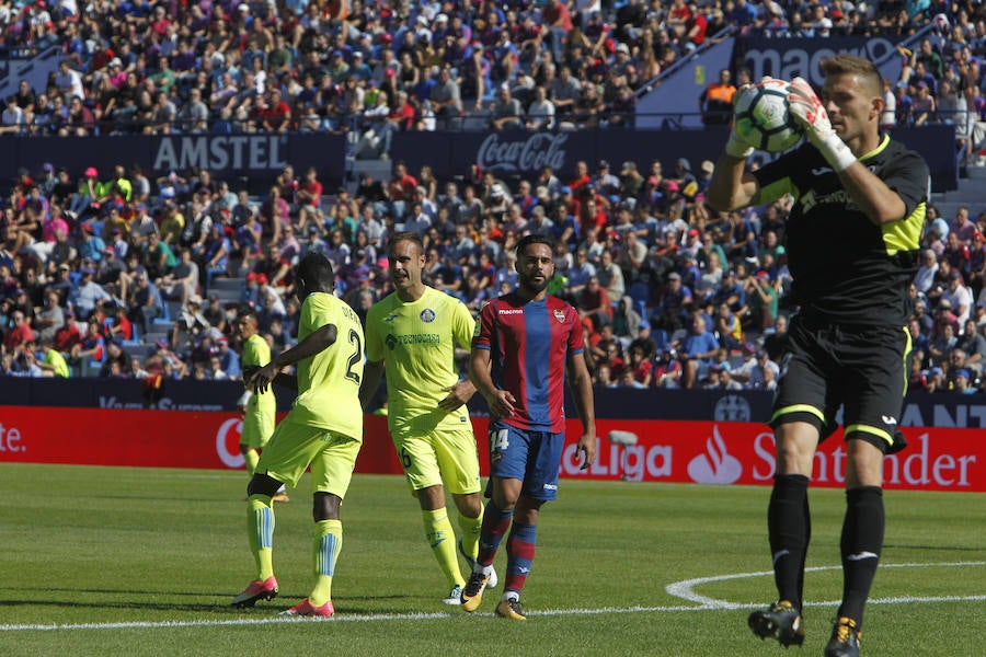 Estas son las imágenes del encuentro entre el Levante UD y el Getafe en el Ciutat de València, correspondiente a la novena jornada de Liga