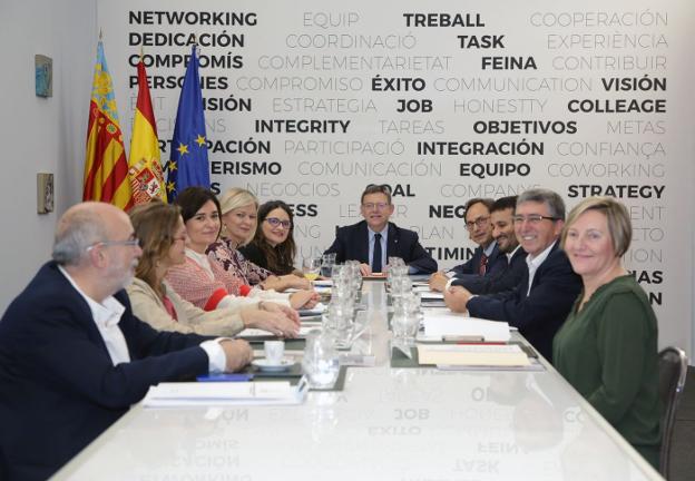 El Consell al completo, encabezado por el presidente Ximo Puig, durante una reunión. 