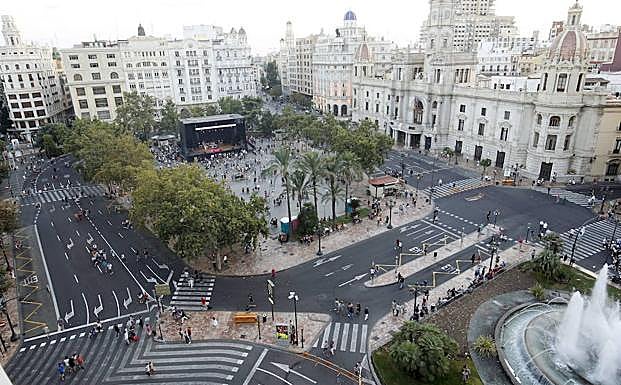 El tripartito estudiará peatonalizar la plaza del Ayuntamiento de Valencia