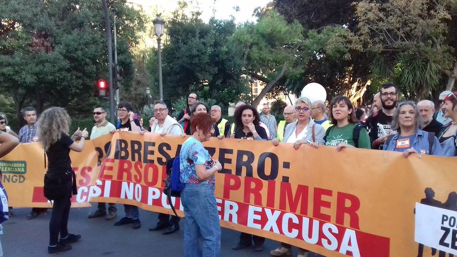 Fotos de la manifestación de Pobreza Zero en Valencia