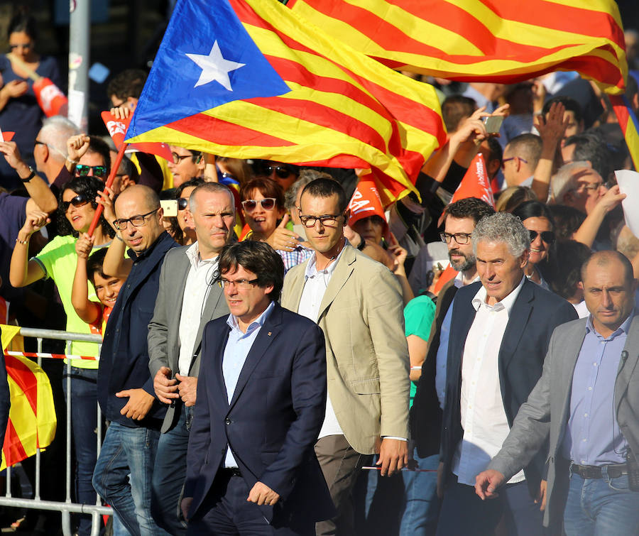 Miles de personas, con el Govern al frente, se manifiestan contra la aplicación del 155 y piden la liberación de los 'Jordis'.